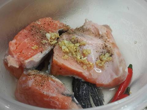 Canh măng chua nấu đầu cá hồi recipe step 2 photo