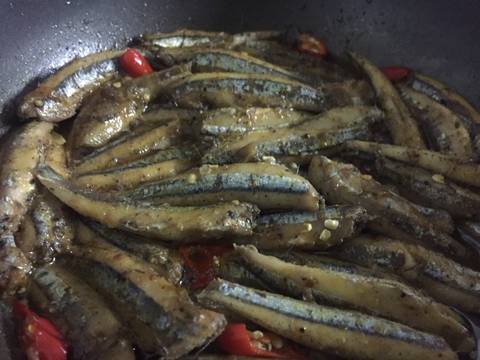 Cá cơm kho cay recipe step 4 photo