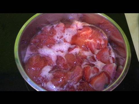 Xi-rô dâu tây (strawberry syrup) recipe step 2 photo