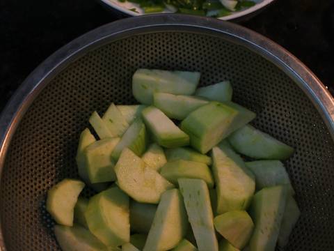 Canh mướp hương nấu đậu phộng recipe step 2 photo