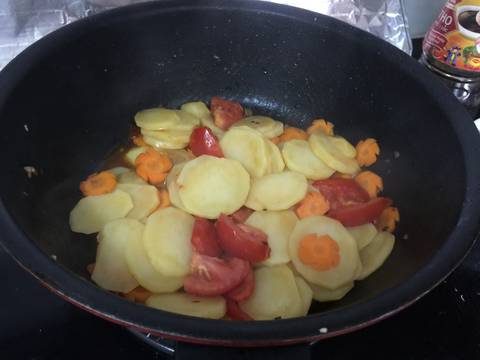 Khoai tây xào cà chua chay recipe step 3 photo