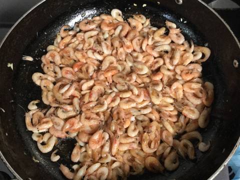 Tép xào bông hẹ recipe step 3 photo