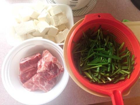 Canh đậu hũ hẹ hầm với xương heo 🌱 recipe step 1 photo