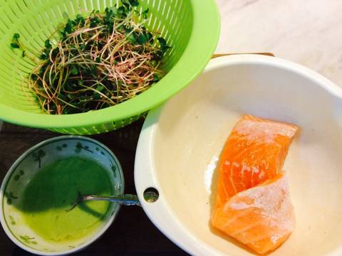 Gỏi cá hồi rau mầm củ cải đỏ recipe step 1 photo