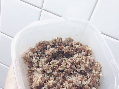 Trưa nay ăn (Cơm gạo lứt đỏ với hạt diêm mạch/gà xiên que sốt mayo) + Cà phê sữa đá recipe step 3 photo