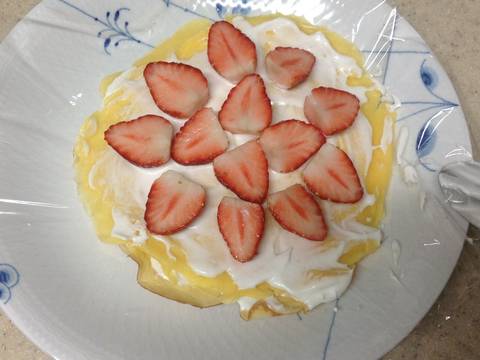Bánh crepe nhân dâu đơn giản đẹp mắt mừng sinh nhật recipe step 6 photo