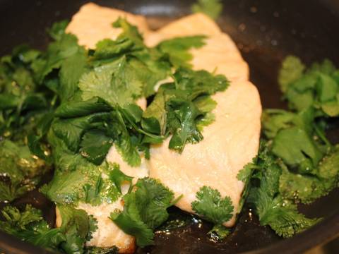 Cá Hồi Chiên Bơ chấm Chanh - Cá Hồi Sốt Kem Tươi, Thym khô & Chanh (10') recipe step 1 photo