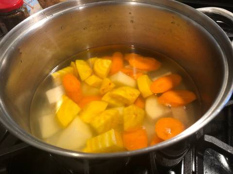 Cháo củ dền, cà rốt và khoai tây cho bé recipe step 2 photo