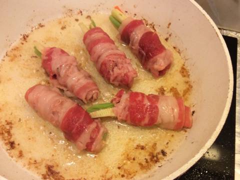 Bò cuộn rau quả áp chảo recipe step 4 photo