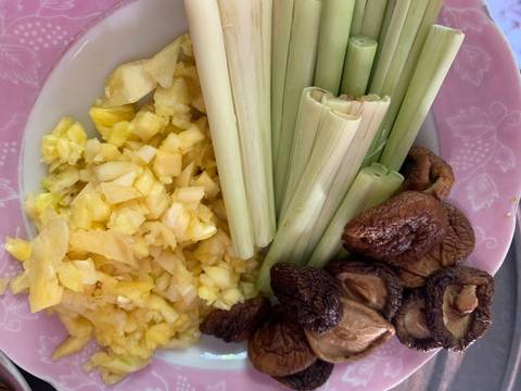 Bún thái ốc thịt bước làm 2 hình