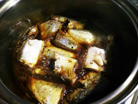 Cá Nục Gai Kho Mặn recipe step 3 photo