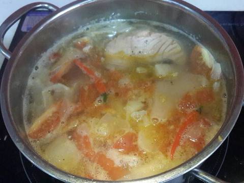 Canh măng chua nấu đầu cá hồi recipe step 3 photo