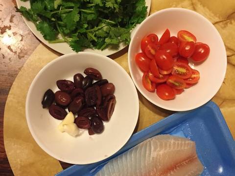 Phile cá tráp vs salad cà chua, olive ngày tuyết rơi nhiều thật nhiều ❄️❄️ recipe step 1 photo