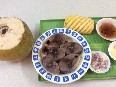 Cá ngừ kho dứa và nước dừa recipe step 1 photo