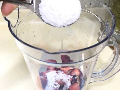 Coconut Panna cotta with strawberry sauce recipe step 5 photo