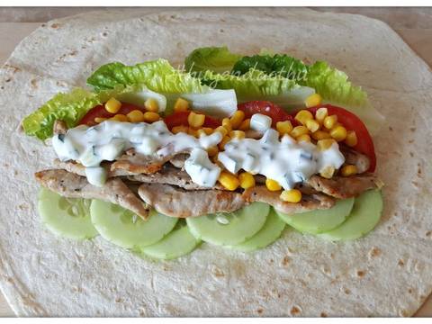 #cleaneating wraps với thịt heo, salad và sốt sữa chua dưa leo recipe step 4 photo
