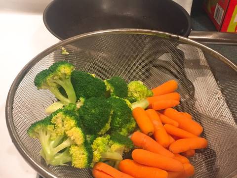 Bạch tuộc nâu, hiệp sĩ bông cải xanh và công chúa cà rốt recipe step 1 photo