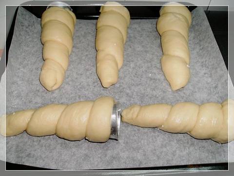 Cornet à la cream - Bánh mì ốc nhân mặn và nhân kem sầu riêng recipe step 2 photo