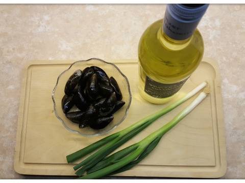 Vẹm xanh xào hành và rượu vang trắng recipe step 1 photo