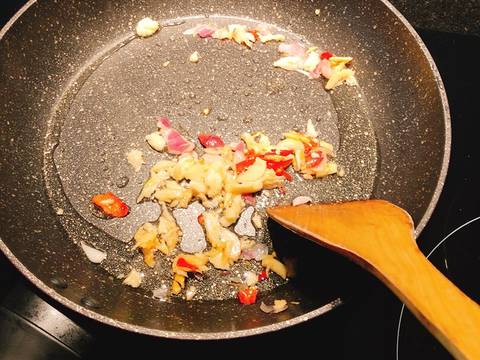 Vịt ram thơm với nước dừa.Canh bí đỏ sườn non “ Rau muống xào tỏi “ recipe step 2 photo