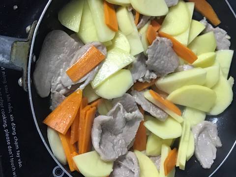 Thịt heo xào khoai tây, carot và nấm bào ngư recipe step 3 photo