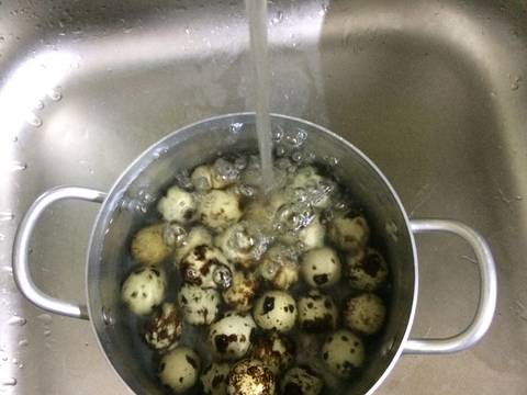 Trứng cút luộc và cách bóc trứng siêu nhanh recipe step 2 photo