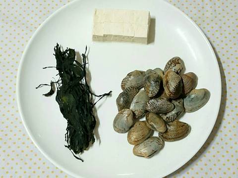 Canh rong biển ngao hoa đậu hũ 바지락미역국 recipe step 1 photo