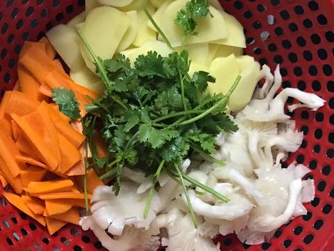 Thịt heo xào khoai tây, carot và nấm bào ngư recipe step 2 photo