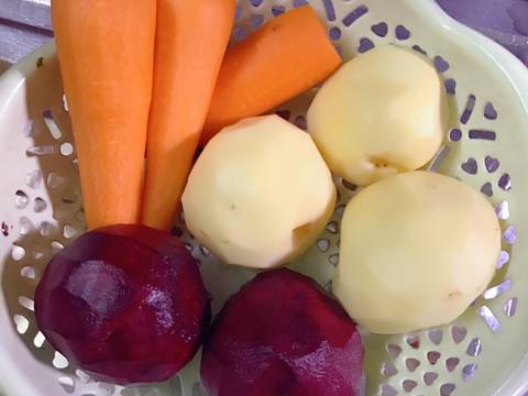 Canh súp củ dền, khoai tây, cà rốt, hạt sen bổ dưỡng recipe step 2 photo