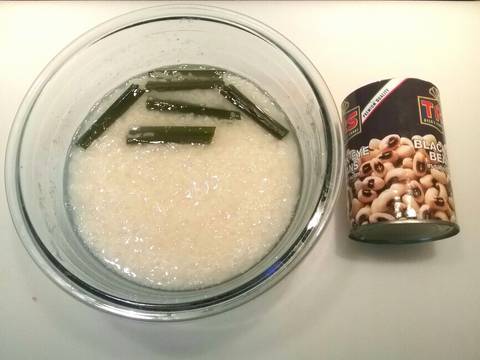 Sweet sticky rice congee with coconut cream. Chè đậu trắng nước dừa nấu bằng lò vi sóng recipe step 1 photo