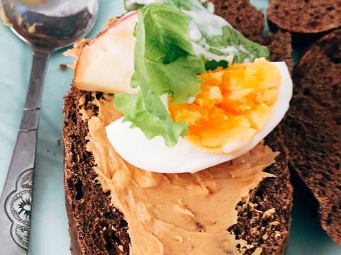 Eat clean- bữa trưa với Salad trứng luộc sốt pho mai và bánh mì ngũ cốc bơ lạc recipe step 6 photo