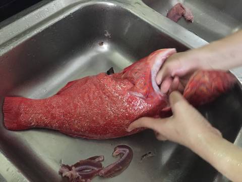 Cá mú đỏ quấn giấy bạc recipe step 2 photo