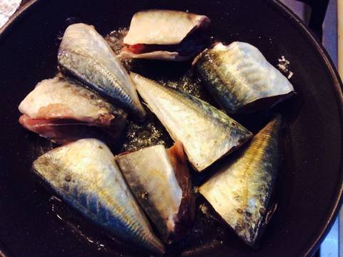 Cá nục kho khế và thịt ba chỉ recipe step 2 photo
