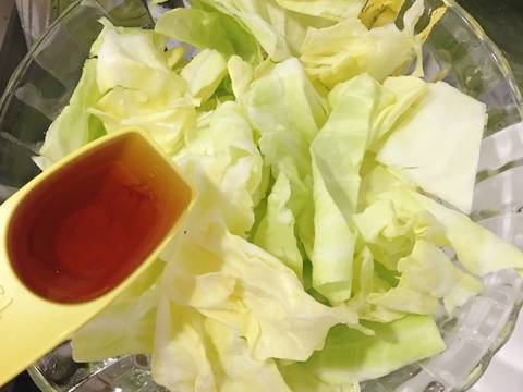 Salad bắp cải cà chua bi {塩キャベツサラダ🥗} recipe step 2 photo