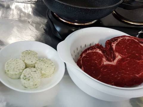 Món steak, bông cãi nướng và nấm sò recipe step 1 photo