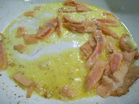 Mỳ trứng sốt kem với cá hồi xông khói recipe step 2 photo