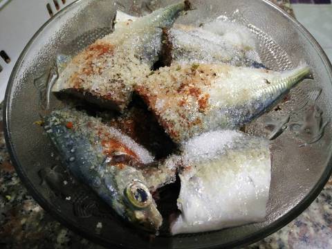 Cá Nục Gai Kho Mặn recipe step 1 photo