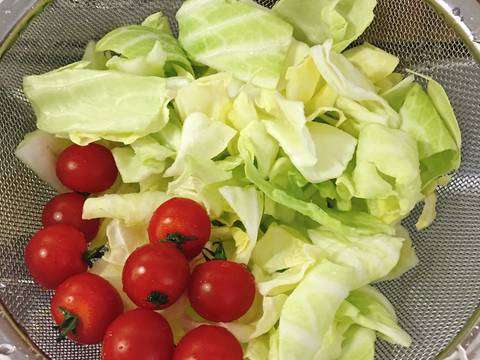 Salad bắp cải cà chua bi {塩キャベツサラダ🥗} recipe step 1 photo