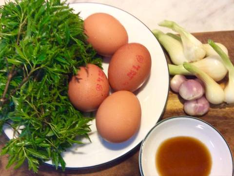 Trứng chiên lá đinh lăng recipe step 2 photo