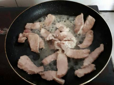 Thịt lợn xào nấm hương khô recipe step 3 photo