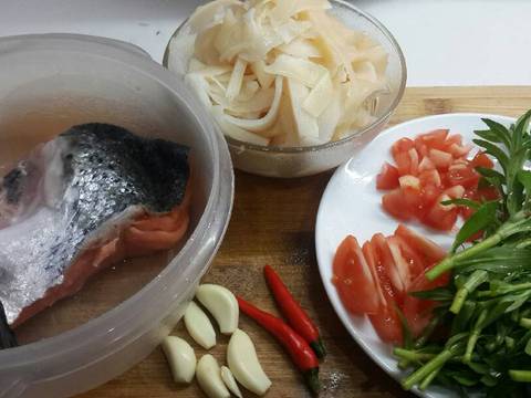 Canh măng chua nấu đầu cá hồi recipe step 1 photo