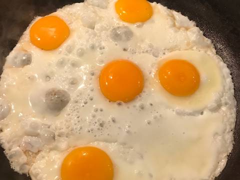 Bánh mì kẹp cho buổi sáng (nấm,trứng,thịt xông khói,đậu) recipe step 5 photo
