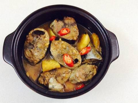 Cá ngừ kho dứa và nước dừa recipe step 2 photo