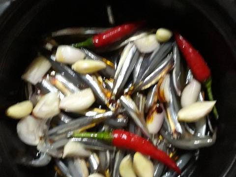 Cá cơm kho recipe step 1 photo