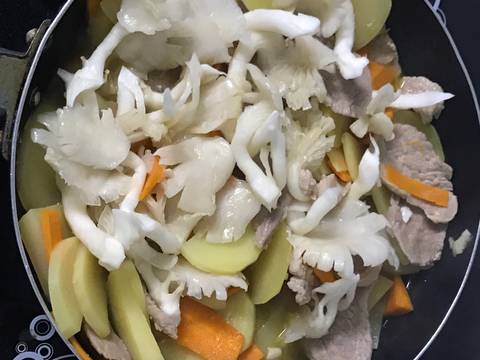 Thịt heo xào khoai tây, carot và nấm bào ngư recipe step 5 photo