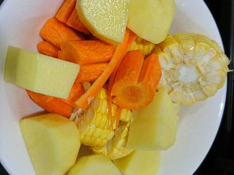Canh xương hầm khoai tây 🥔 cà rốt 🥕,bắp mỹ 🌽 recipe step 2 photo