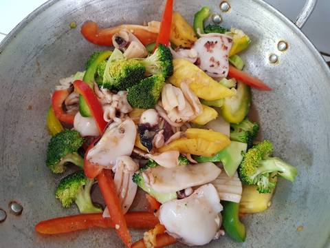 Stir Fried Squid and Vegetables (Mực xào rau củ ngon giòn) recipe step 5 photo