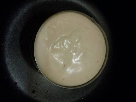 Bánh bông lan làm bằng chảo không dính, ăn với sốt trứng muối recipe step 4 photo
