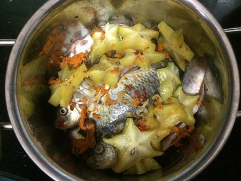 Cá diếc kho khế chua recipe step 2 photo