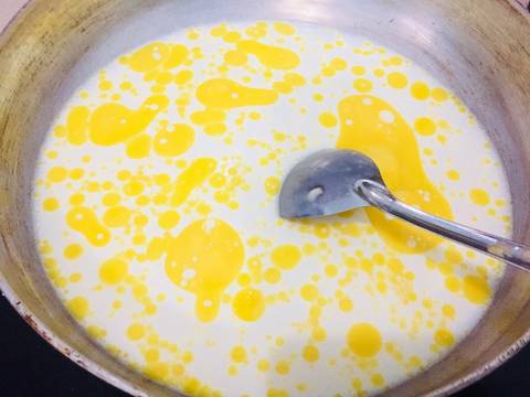 Bánh mì nhân trứng sữa nướng chảo recipe step 4 photo